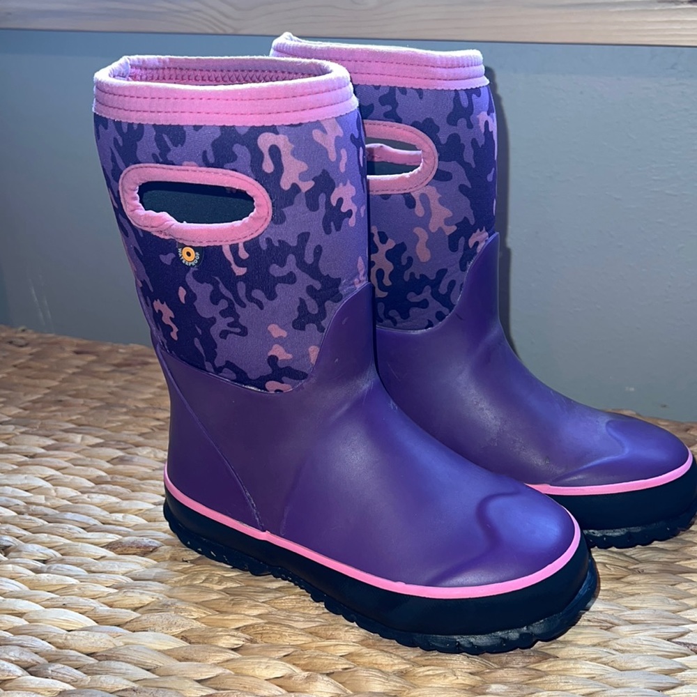 Little kids Bogs. Grasp handle. Size 13. Good condition.